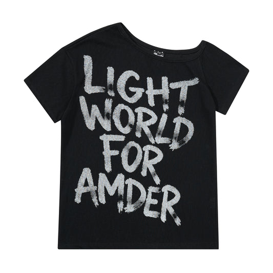 【個性斜肩】手繪塗鴉字體「LIGHT WORLD」修身短版短T
