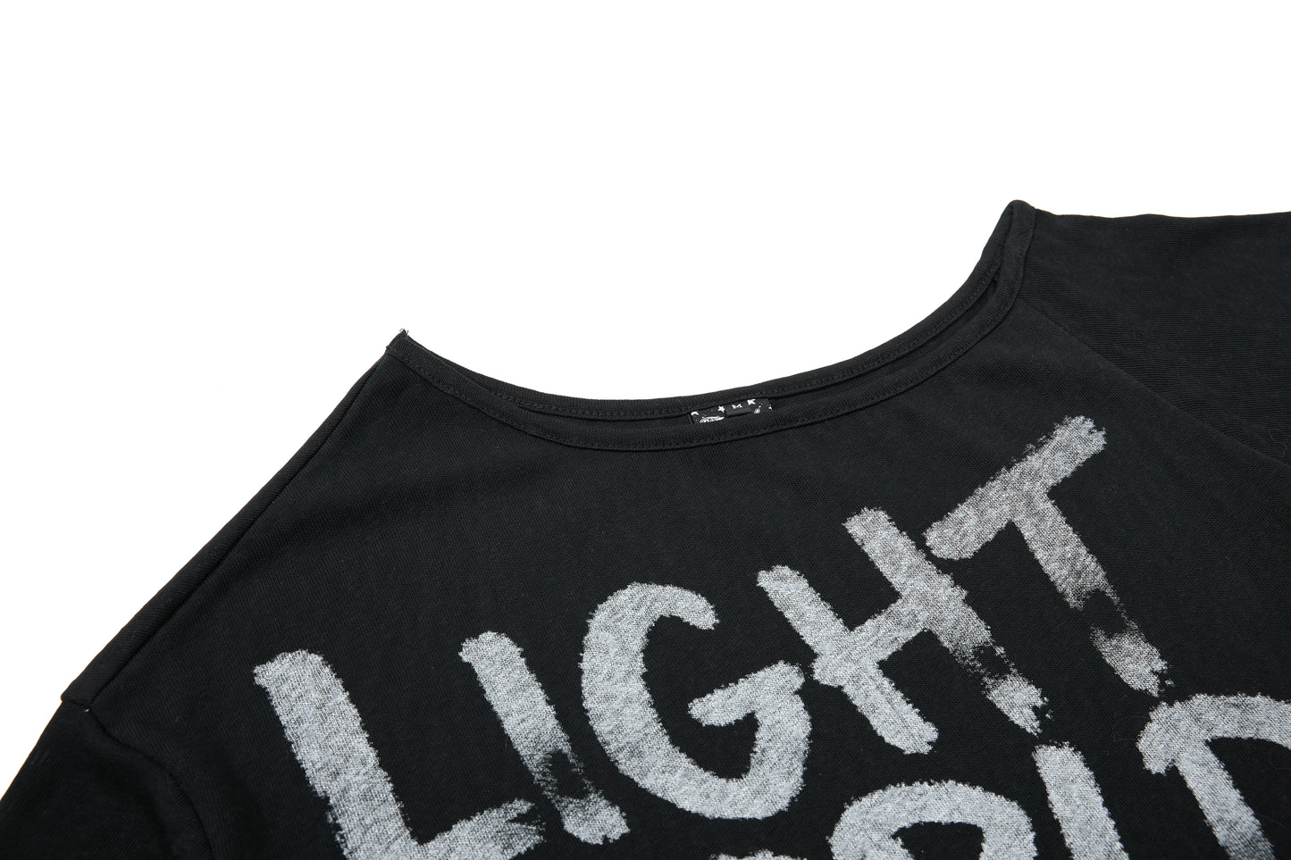 【個性斜肩】手繪塗鴉字體「LIGHT WORLD」修身短版短T