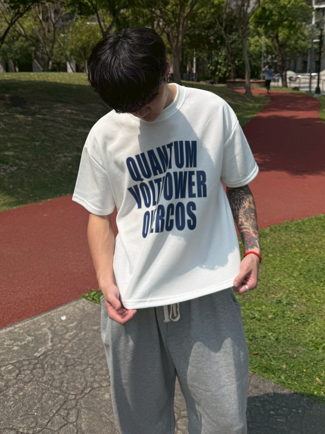 現貨 BOXY QUA字母短寬上衣