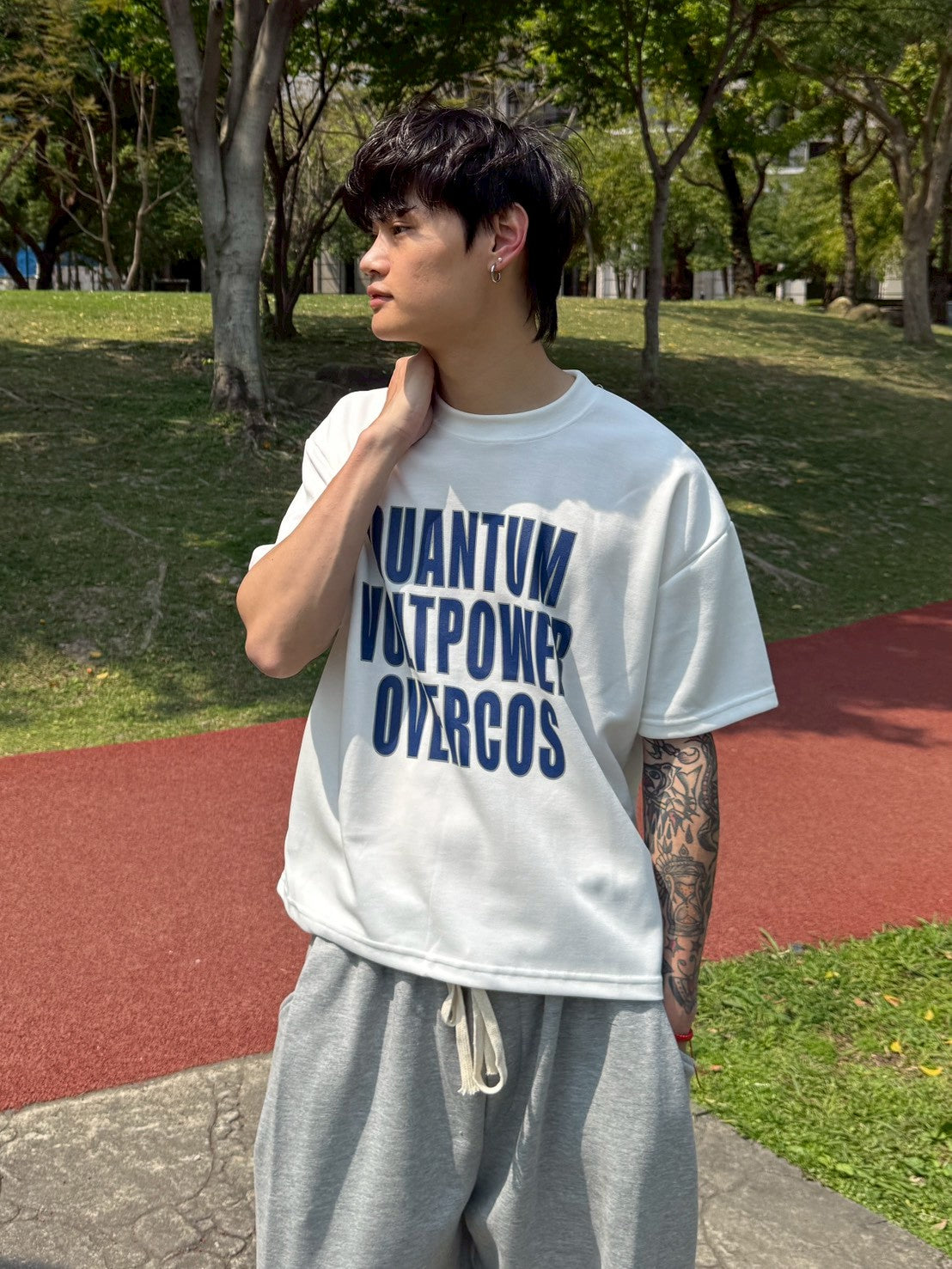 現貨 BOXY QUA字母短寬上衣