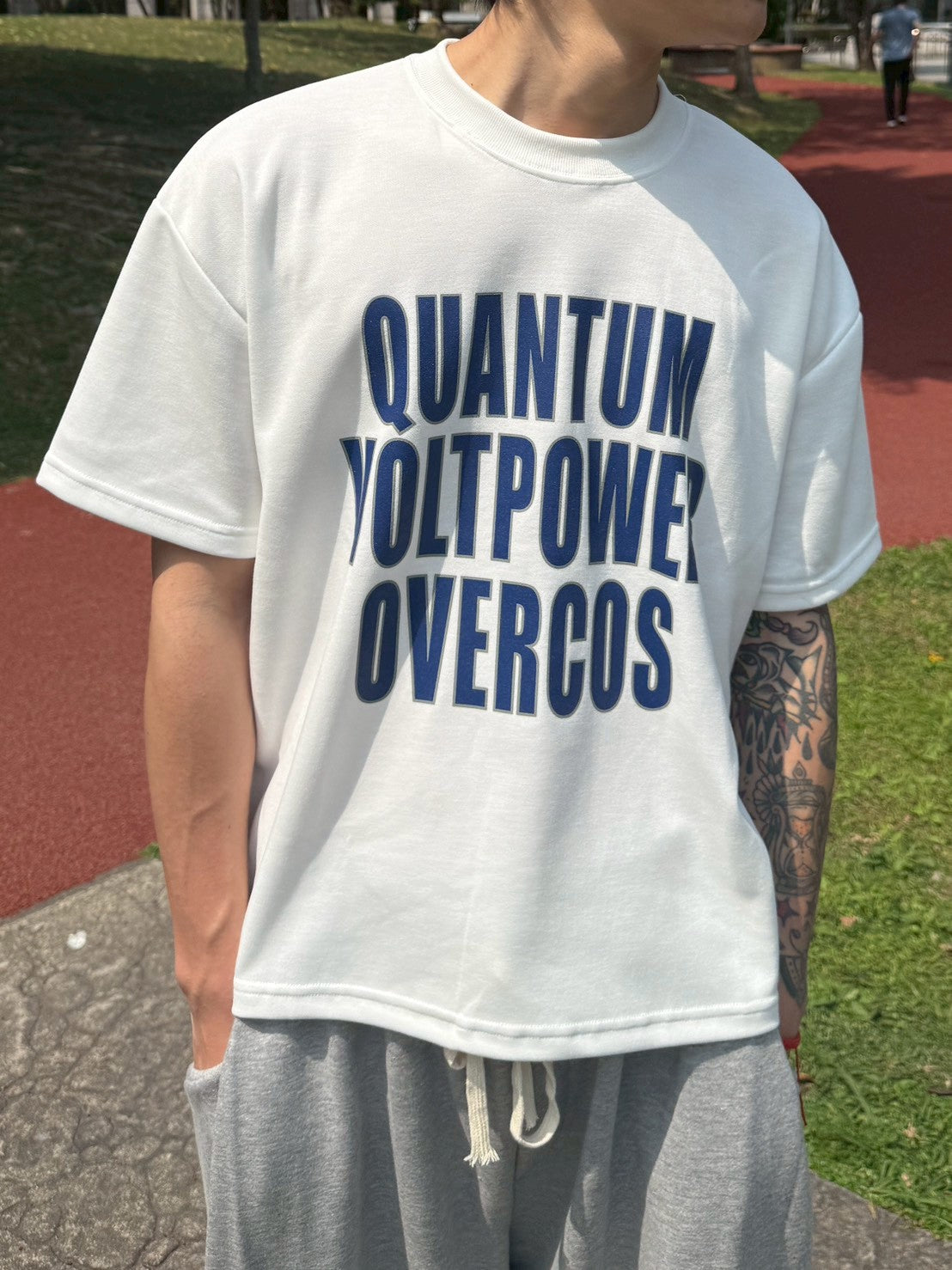 現貨 BOXY QUA字母短寬上衣