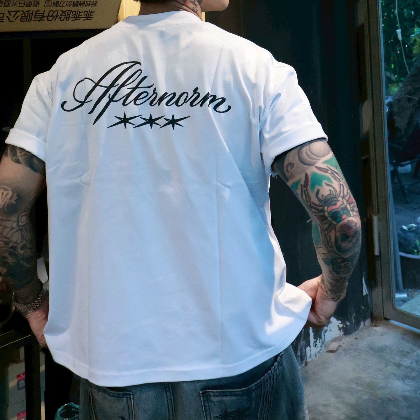 Afternorm 後背花體字短寬上衣