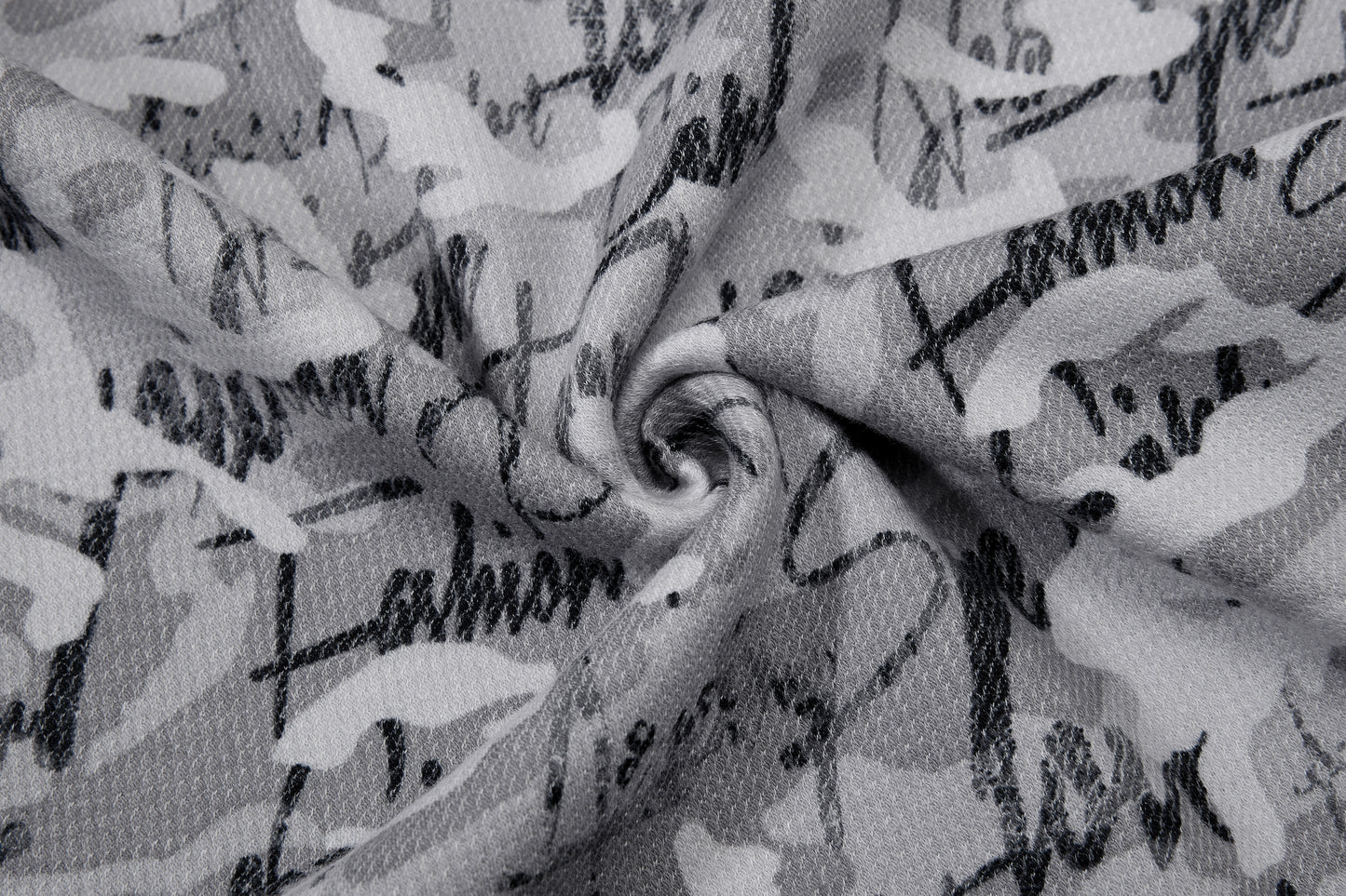 後臀紅字哥德刺繡滿版迷彩網眼布彎刀褲