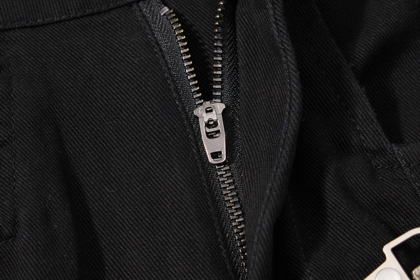 "HARDWARE TOGGLE" 金屬扣解構彎刀褲